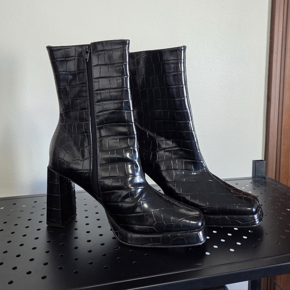 Lulus Shoes - Lulu's Black Crocodile Breesa Boots, Excellent Condition, Size 10